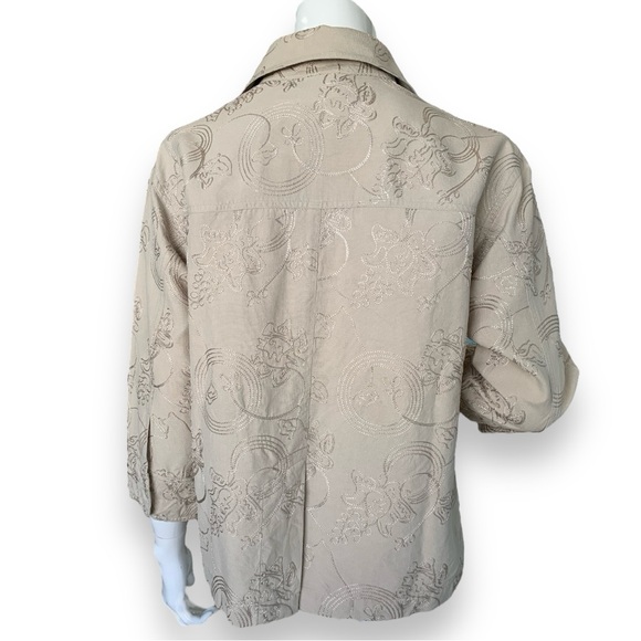 CHICO’S TAN SILK EMBROIDERED BLOUSE. CHICO’ WOMEN’S SIZE 1 - Picture 2 of 8